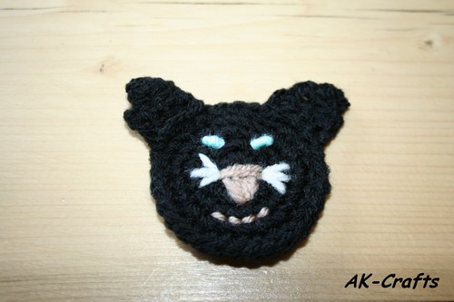 How to crochet a little cat applique`